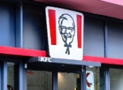 图说：老人纳凉的成本不能转嫁给肯德基